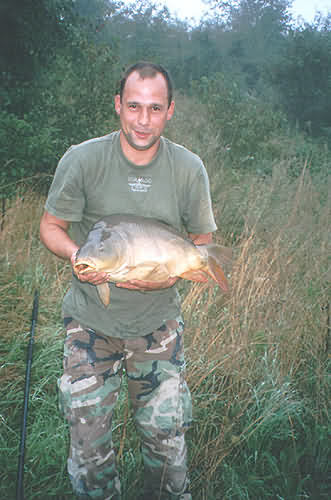 Karpfen, 70cm, 7.5kg, gefangen von Jürgen Bauch im August 2002